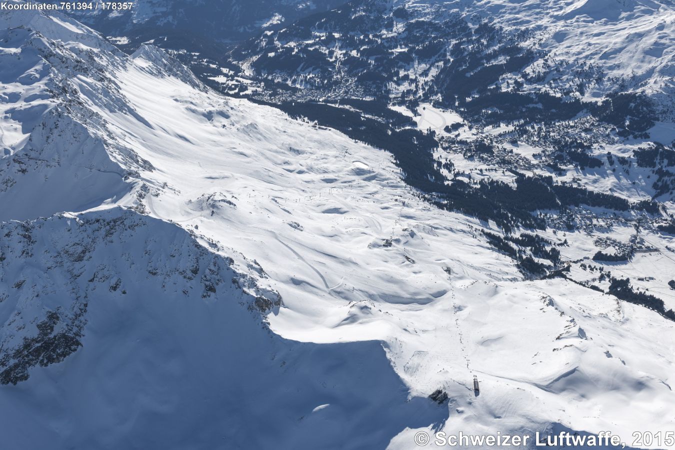 Gebäude und Skilift-Bergstation am untern Bildrand: Piz Scalottas, 2324 M.ü.M., (Position 2'758'412.84, 1'176'584.36) . Am Liftanfang: Bergrestaurant Acla Grischuna und Bergstation Tgantieni - Lenzerheide Val Sporz.